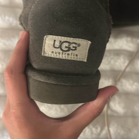 women’s classic short grey Uggs - Picture 2 of 7
